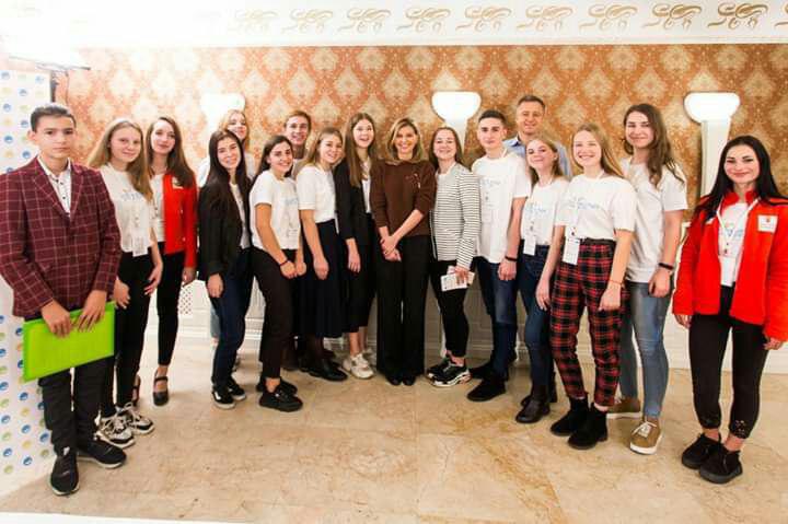 У широких штанях і джемпері: Олена Зеленська показала стильний образ на кожен день